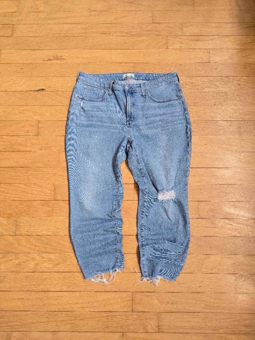Madewell | The Curvy Perfect light wash vintage distressed denim jeans | WMS 18